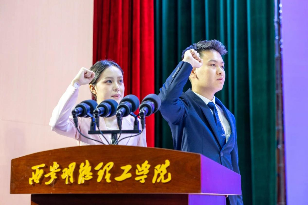 骊歌未散别情重 青春作伴赴星河——西安明德理工学院举办2025届毕业典礼与欢送文艺晚会 骊歌未散别情重 青春作伴赴星河——西安明德理工学院举办2025届毕业典礼与欢送文艺晚会